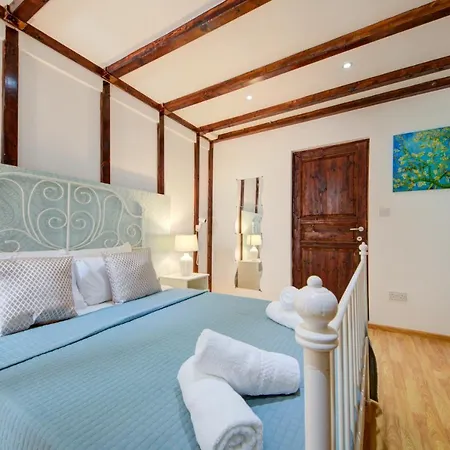 Unique Waterfront House Tatil Evi