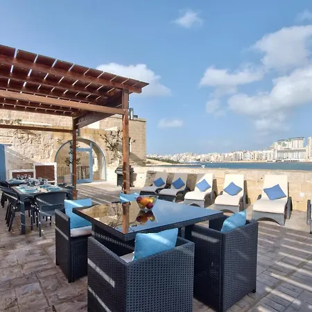 Unique Waterfront House Valletta
