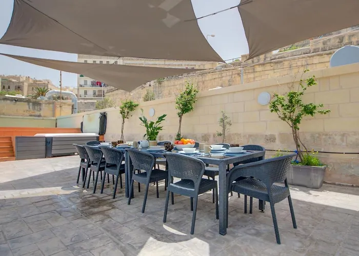 Unique Waterfront House Valletta