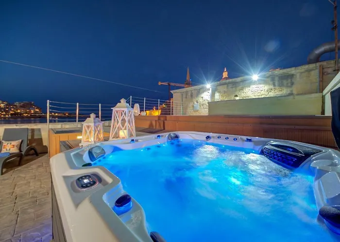 Unique Waterfront House Valletta