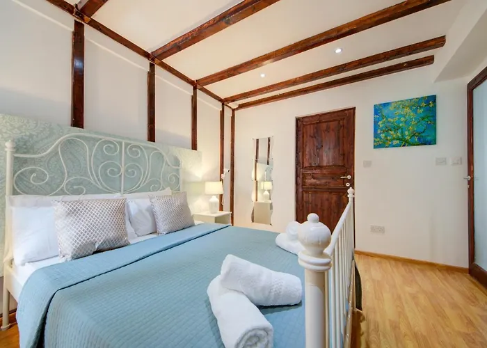 Unique Waterfront House Vakantiehuis