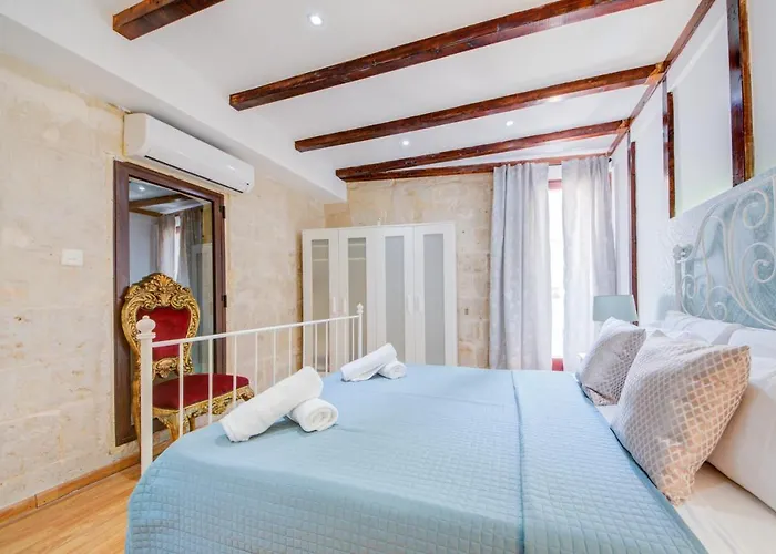 Unique Waterfront House Vakantiehuis