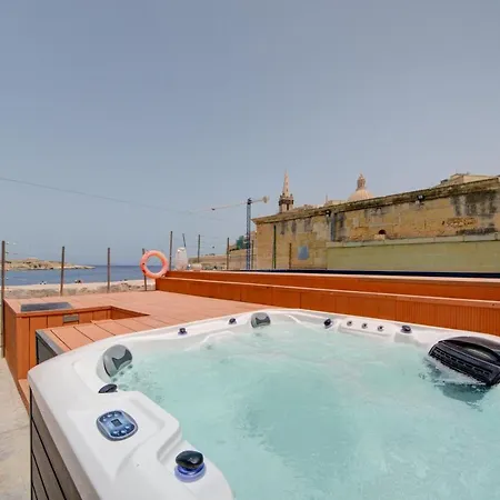 Unique Waterfront House * Valeta