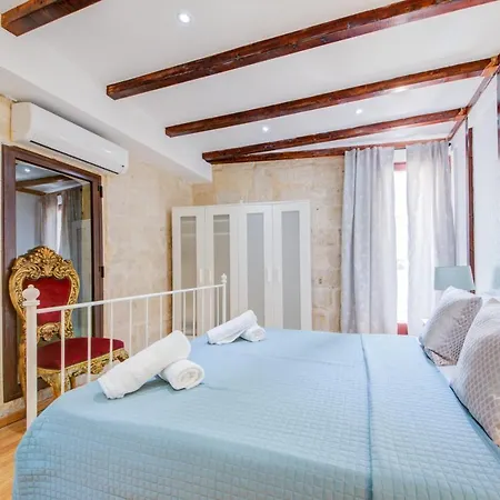 Unique Waterfront House בית נופש