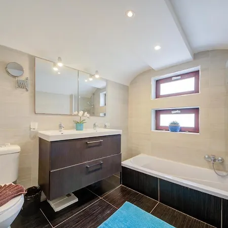 בית נופש Unique Waterfront House