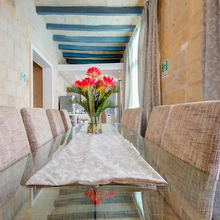 Unique Waterfront House בית נופש *