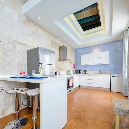 בית נופש Unique Waterfront House *