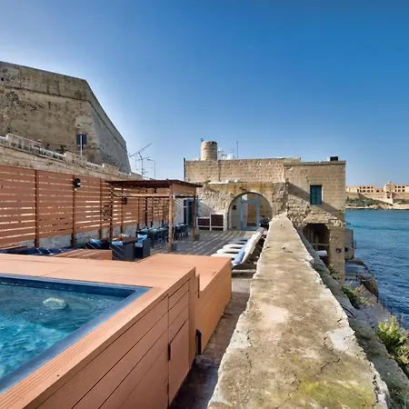 Unique Waterfront House * Valeta