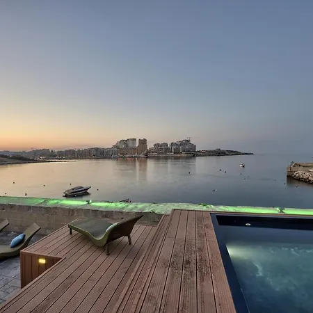 Unique Waterfront House בית נופש *